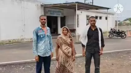 खुरई: सूदखोरों से प्रताड़ित किसान ने खाया जहर, न्याय के लिए भटक रहा परिवार, थाने में रिपोर्ट दर्ज कराने पहुंचा