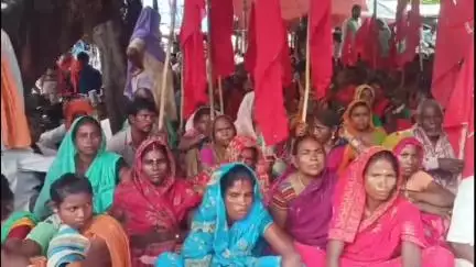 अररिया: भाकपा माले ने धरना स्थल पर अपनी विभिन्न मांगों को लेकर दिया धरना