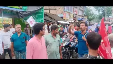 হাসনাবাদ: ল কলেজের ছাত্রীকে গণধর্ষণের প্রতিবাদে SFI ও DYFI হাসনাবাদ লোকাল উদ্যোগে তালপুকুর বাজারে পথ অবরোধ ও বিক্ষোভ