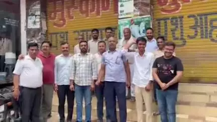 नकुड: नकुड़ रोड पर पानी भरने और गंदगी से आक्रोशित ग्रामीणों ने किया प्रदर्शन