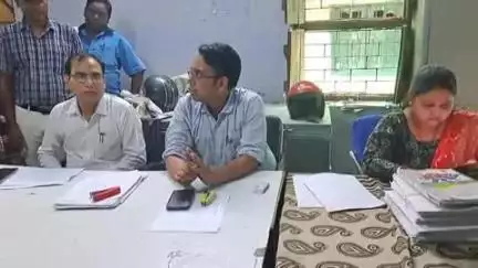 खड़गपुर: ट्राय सेम भवन में गहन पुनरीक्षण की तैयारी को लेकर बीएलओ के साथ बैठक, दिए गए निर्देश