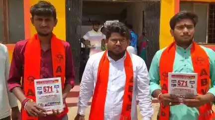 హుస్నాబాద్: శ్రీ చైతన్య పాఠశాల ఎదుట ఏబీవీపీ విద్యార్థి సంఘం నాయకులు ఆందోళన. నిబంధనలకు విరుద్ధంగా పాఠ్య పుస్తకాల విక్రయంపై ఆగ్రహం