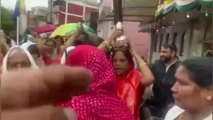 உதகமண்டலம்: ஊட்டி ஜெயின் மூர்த்தி பூஜக்பூஜை சங்கம் சார்பில், நடந்த 'சத்துருமாஷ்' விழாவில் கும்பம் எடுத்து வந்த பெண்கள்