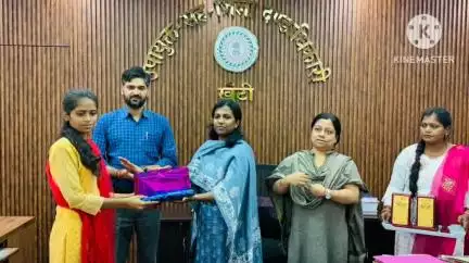 खूंटी: उपायुक्त ने नीट परीक्षा 2025 में सफल छात्राओं को अपने कार्यालय कक्ष में किया सम्मानित
