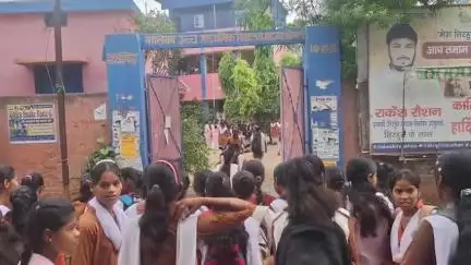 महनार: पटेल चौक स्थित बालिका उच्च माध्यमिक विद्यालय के मुख्य गेट पर जमा नाला का पानी, छात्राओं को हो रही परेशानी #jansamasya