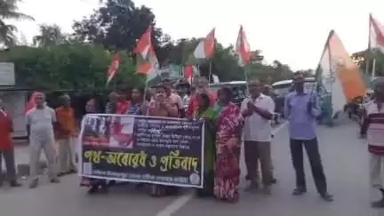 হিলি: কসবা কান্ডের প্রতিবাদে ঠাকুরপুড়ায় পতিরাম হিলি রাজ্য সড়ক অবরোধ করে বিক্ষোভ মহিলা কংগ্রেসের