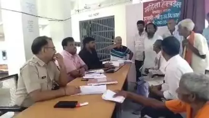 बथनाहा: बथनाहा थाना परिसर में जनता दरबार का आयोजन, चार मामलों का किया गया निपटारा