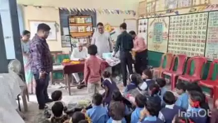 इटारसी: न्यास कॉलोनी स्थित प्राथमिक शाला में विधायक ने विद्या दान बैंक पहल कार्यक्रम के तहत बच्चों को बांटी स्कूल सामग्री