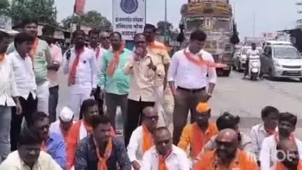 तुळजापूर: नळदुर्ग येथील डॉ.बाबासाहेब आंबेडकर संविधान चौकात मनसे ठाकरे गटाच्या वतीने आंदोलन
