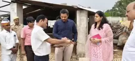 लंभुआ: जिलाधिकारी सुल्तानपुर ने निर्माणाधीन कान्हा गौशाला विकास खण्ड लम्भुआ का किया निरीक्षण