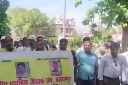 बलरामपुर: विद्यालयों के मर्जर के विरोध में प्राथमिक शिक्षक संघ ने कलेक्ट्रेट में किया प्रदर्शन, SDM को दिया ज्ञापन
