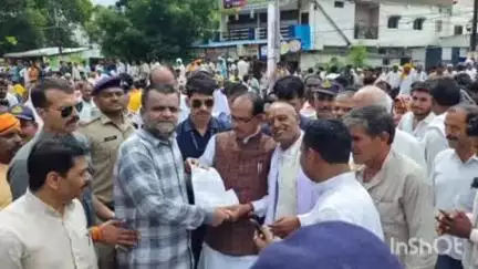 सीहोर नगर: वृद्धा पेंशन बढ़ाने की मांग को लेकर कांग्रेस नेता ने कलेक्ट्रेट में केंद्रीय मंत्री शिवराज सिंह चौहान को दिया ज्ञापन