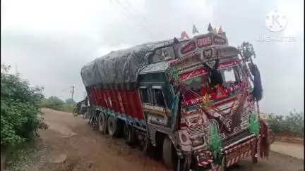 गिरिडीह: जमुआ को गिरिडीह से जोड़ने वाले पचंबा रेलवे ओवरब्रिज के नीचे की सड़क हुई दयनीय