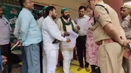कोरांव: 3 दिन से तहसील मुख्यालय पर धरना दे रहे किसानों से एसडीएम, तहसीलदार और एसीपी ने पहुंचकर की वार्ता, समाप्त हुआ धरना