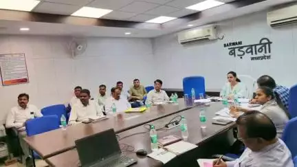 बड़वानी: इंदौर कमिश्नर ने वीसी के माध्यम से सीएम हेल्पलाइन, बाढ़ नियंत्रण व अन्य विषयों पर की समीक्षा