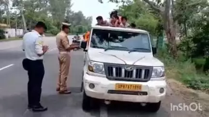 कासगंज: शहर में सड़क सुरक्षा जागरूकता अभियान के तहत की गई चेकिंग, 157 वाहन चालकों के काटे गए चालान