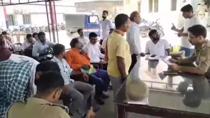 तरबगंज: वजीरगंज थाने पर आयोजित समाधान दिवस में राजस्व अधिकारी नहीं आए, प्रभारी निरीक्षक ने निभाई सुनवाई की औपचारिकता