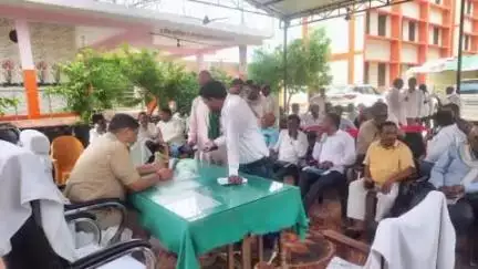 मुहम्मदाबाद गोहना: मुहम्मदाबाद गोहना कोतवाली में चल रहे थाना समाधान दिवस में आए 21 प्रार्थना पत्र