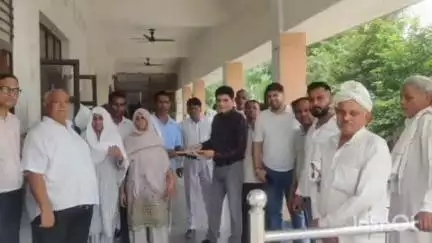 हापुड़: HPDA कार्यालय में हरिपुर आवासीय योजना के लिए अधिग्रहण भूमि के किसानों को दिया गया ₹50 करोड़ मुआवजा