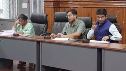 दुमका: समाहरणालय सभागार में DC अभिजीत सिन्हा ने कल्याण विभाग की योजनाओं की समीक्षा की