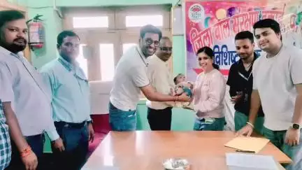 बेतिया: हैदराबाद के दंपति ने बेतिया की एक बच्ची को गोद लिया
