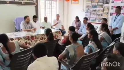 વ્યારા: વ્યારા તાલુકાના ચીખલી ગામની શાળા ખાતે જઈ મંત્રી દ્વારા સ્કૂલવાન ને લીલી ઝંડી અપાઈ.