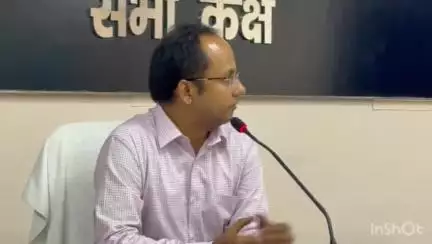 नवादा: नवादा के समाहरणालय के सभा कक्ष में डीएम सह निर्वाचन पदाधिकारी ने मतदाता सूची को लेकर की प्रेस वार्ता, दी जानकारी