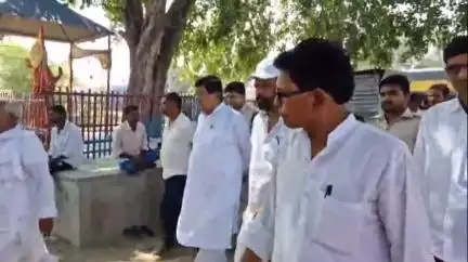 मधेपुरा: रेलवे द्वारा रास्ता बंद किए जाने से आहत पासवान टोला की गुहार, सांसद दिनेशचंद्र यादव ने दिलाया समाधान का भरोसा#jansamasya