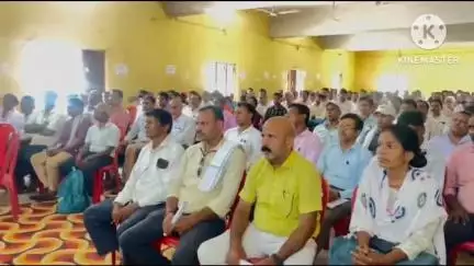 चंडी: चंडी के सभागार भवन में मतदाता पुनरीक्षण को लेकर डीडीसी ने बीएलओ व राजनीतिक दल के साथ की बैठक