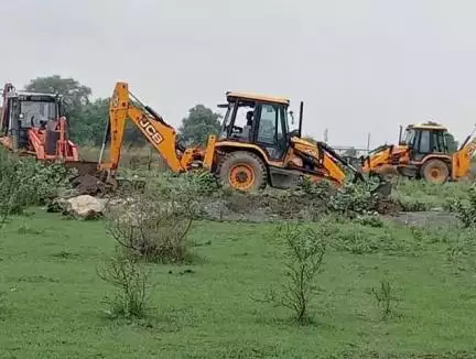 हुज़ूर: चोरहटा थाना क्षेत्र में दो अवैध कॉलोनियों पर बनी सड़क पर नगर निगम का बुलडोजर चला
