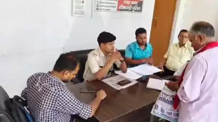 रुन्नी सैदपुर: गाढ़ा थाना में जमीनी विवाद के निपटारे के लिए जनता दरबार, थाना प्रभारी ने किया निपटारा