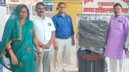 रामनगर: सामुदायिक स्वास्थ्य केंद्र रामनगर में जनपद सदस्य ने की साफ़-सफाई, मरीजों के लिए अस्पताल में दिया कूलर