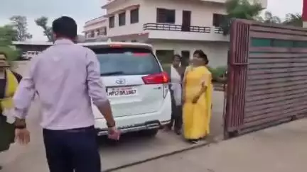 मध्यप्रदेश में "भ्रष्टाचार की खबरों" को रोकने की ये निंजा टेक्निक देश के बाहर नही जाना चाहिए।