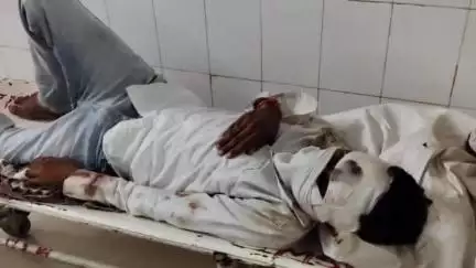 डूंगरपुर: जिले के खेमारू मार्ग पर बाइक फिसने से एलडीसी कर्मी घायल, जिला अस्पताल में इलाज जारी