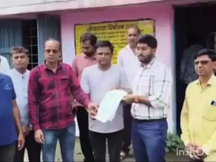 देवास नगर: पटवारी के समर्थन में उतरे ग्रामीण, झूठी शिकायत करने वालों पर कार्रवाई की मांग की