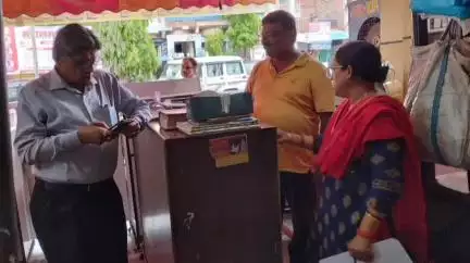 उरई: उरई जिला अस्पताल के बाहर मेडिकल स्टोरों का निरीक्षण किया सीएमओ ने