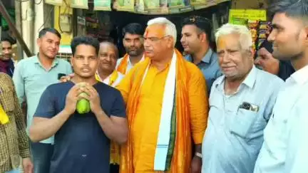 सीकरी: गृह राज्य मंत्री जवाहर सिंह के सामने कस्बा सीकरी में मुकीम खान ने अपने सिर में मारकर तोड़े नारियल