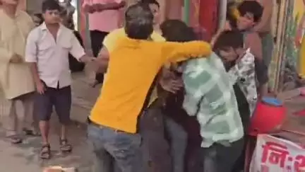 महोबा: सुभाष चौकी के पास खोवा मंडी में दो पक्षों के बीच हुई भीषण मारपीट, वीडियो वायरल होने पर पुलिस की कार्यशैली पर उठे सवाल