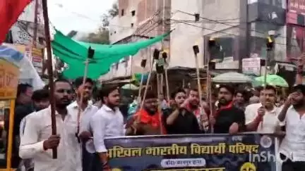 बांदा: शहर में एबीवीपी के लोगों ने निकाला मसाल जुलूस, आपातकाल के 50 वर्ष पूरे होने पर मना रहे हैं आपातकाल त्रासदी सप्ताह