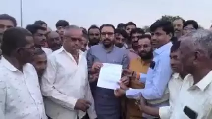 बुलढाणा: शेलगाव देशमुख येथील नवीन वीज रोहीत्राचे काम करण्यासाठी केंद्रीय राज्यमंत्री प्रतापराव जाधव यांना निवेदन
