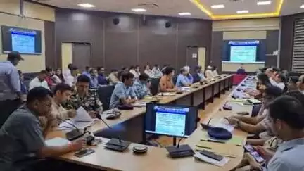 रुद्रपुर: उत्तराखंड राज्य आपदा प्रबंधन प्राधिकरण के सचिव विनोद कुमार सुमन ने वीडियो कांफ्रेंस के माध्यम से अधिकारियों के साथ बैठक की