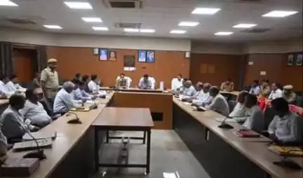 शोहरतगढ़: जिलाधिकारी की अध्यक्षता में कलेक्ट्रेट सभागार में अभियोजन कार्यों के संबंध में गोष्ठी का आयोजन किया गया