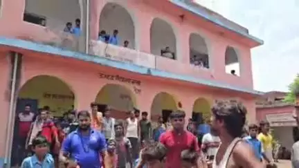 बरबीघा: तेउस गांव में छात्रा से छेड़खानी के आरोप में ग्रामीणों ने शिक्षक की पिटाई की, पुलिस ने बचाया