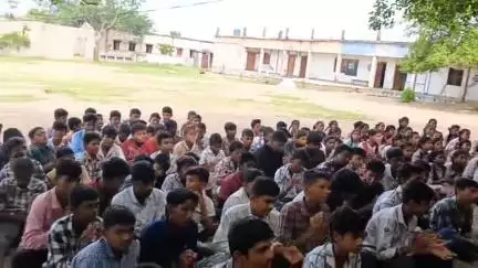 సిర్పూర్ టి: దహేగం ZPHS పాఠశాలలో విద్యార్థులకు సైబర్ నేరాలపై, మహిళా రక్షణ చట్టాలపై విద్యార్థులకు అవగాహన కల్పించిన కళాబృందం