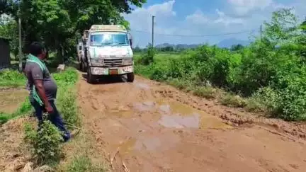 रजौली: रजौली की जानलेवा सड़क एनएच 20 से संत जोसेफ स्कूल तक नरक का रास्ता,बड़े हादसे का खतरा
#jansamasya