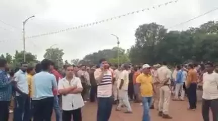 ଚମ୍ପୁଆ: ଦୁର୍ଘଟଣାରେ ଛାତ୍ରଙ୍କ ମୃତ୍ୟୁକୁ ନେଇ କଳିଙ୍ଗ ଶିବ ମନ୍ଦିର ନିକଟରେ ଉତ୍ତେଜନା, ବଡବିଲ-ବଲାଣି ରାସ୍ତା ବନ୍ଦ