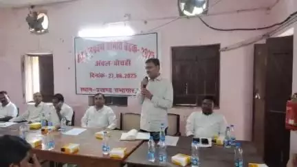 बोचहां: बोचहां प्रखंड सभागार मे बाढ अनुश्रवण समिति की बैठक को संबोधित करते हुए सीओ विश्वजीत कुमार ने जनप्रतिनिधियो को दी जानकारी