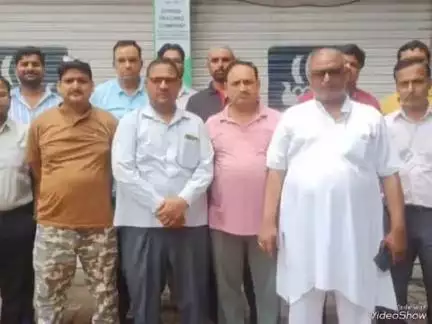 नकुड: जिला कृषि अधिकारी की छापेमारी से आहत नकुड़ में व्यापारियों ने दुकाने बंद कर जताया विरोध