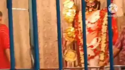 বিষ্ণুপুর ২: মা বিপত্তারিণী উপলক্ষে আমতলা জাগ্রত কালীমন্দিরে বিশেষ পুজোর আয়োজন করা হয়েছে এলাকাবাসীরা ভিড় জমিয়েছে