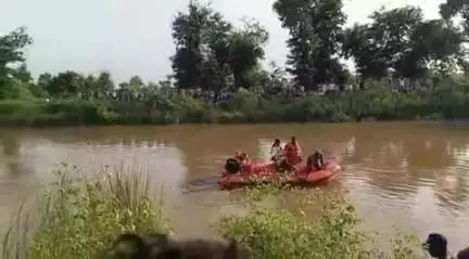 पडरौना: खाड़ी देश से लौटे युवक की कार रोआरी बड़ी नहर में गिरने की आशंका, SDRF और NDRF की टीम खोजने में लगी, नहीं चला पता